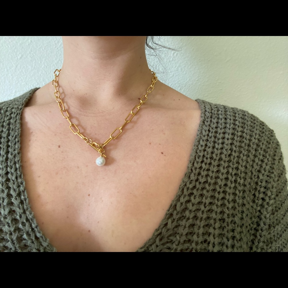 Gold chain & pearl droplet necklace